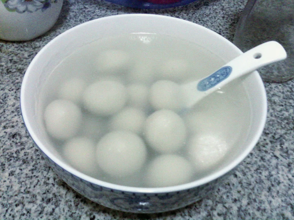 White tangyuan glutinous-rice balls in a bowl of clear soup